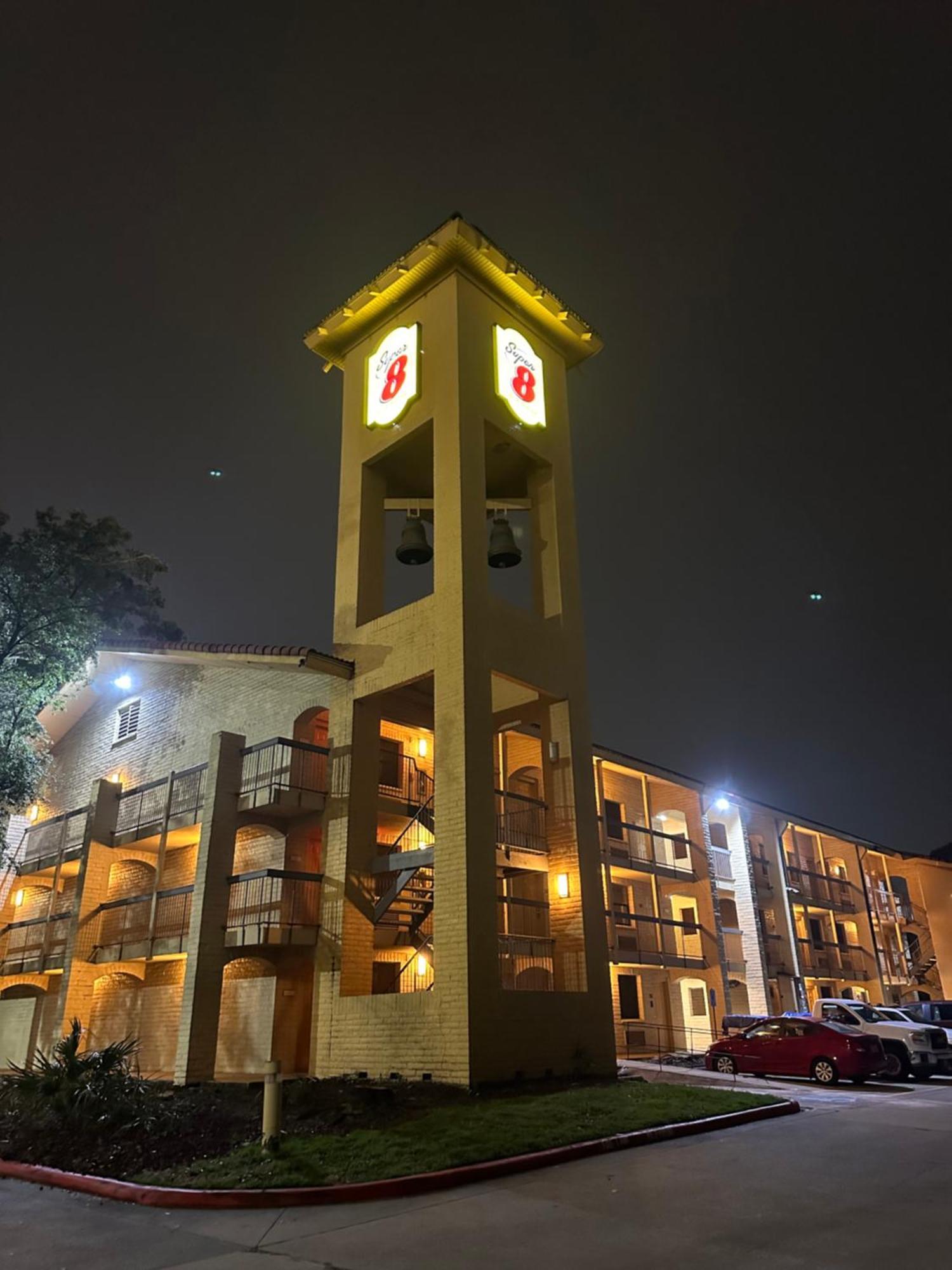 Готель Super 8 By Wyndham The Woodlands North Екстер'єр фото