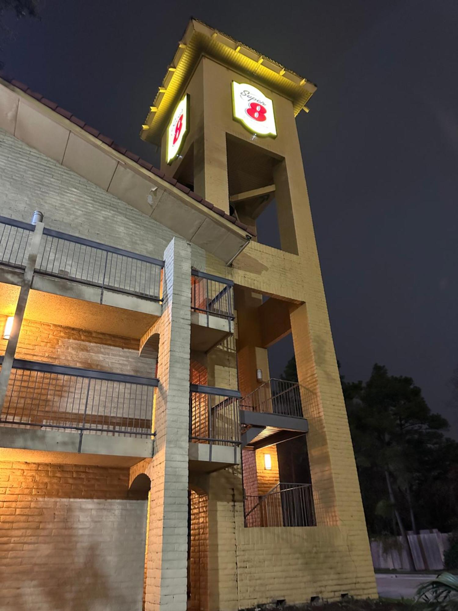 Готель Super 8 By Wyndham The Woodlands North Екстер'єр фото